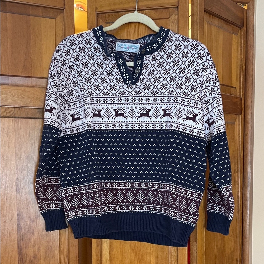 Women's Navy and White Patterned Sweater